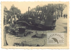 [WWII - Warsaw Uprising - overturned streetcar - situational photograph]. [not before VIII 1944]....