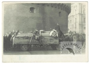 [WWII - the funeral of the executed on Jan. 15, 1945 by the Nazis, 49 residents of Dabie and 30 prisoners (3 days before the liberation of...