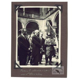 [MOŚCICKI Ignacy - prezydent RP na dziedzińcu Zamku Królewskiego na Wawelu - fotografia sytuacyjna]. [VII 1929]...