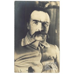[PIŁSUDSKI Józef - fotografia portretowa]. [XII 1914?]. Fotografia pocztówkowa form. 13,8x8,8 cm,...