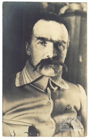 [PIŁSUDSKI Józef - portrait photograph]. [XII 1914?]. Postcard photograph form. 13.8x8.8 cm,...
