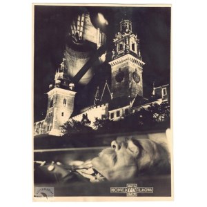 [PIŁSUDSKI Józef - żałoba narodowa - fotomontaż]. [1935]. Fotografia form. 23,3x16,...