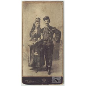 B. Henner (młodszy) - para w stylizowanych na wschodnie strojach na fotografii z pocz....
