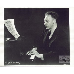[RUBINSTEIN Artur - fotografia portretowa, sytuacyjna]. [l. 40. XX w./1953]. Fotografia form. 20,6x25,...