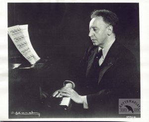 [RUBINSTEIN Arthur - portrait, situational photograph]. [1940s-1953]. Photograph form. 20,6x25,...
