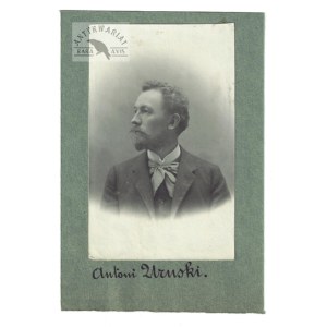 [URUSKI Antoni - fotografia portretowa - ujęcie w formacie cdv]. [pocz. XX w.]. Fotografia form....
