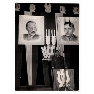 PRL, lata 40-50. - Fotografia z Przemówienia Nieznanego Wojskowego; W Tle Portrety Bolesława Bieruta i Konstantego Rokossowskiego