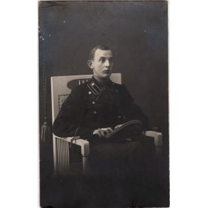 XX w., ok. 1915 r. - Fotografia Młodego Mężczyzny w Mundurze; Fotograf Nieznany