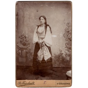 XIX/XX w., Żyrardów - Fotografia Kobiety w Stroju Ludowym; Fotograf Fotografia Artystyczna Bonifacy Frejschmidt