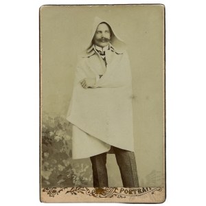 XIX/XX w. - Fotografia Mężczyzny w Białej Pelerynie; Fotograf Nieznany