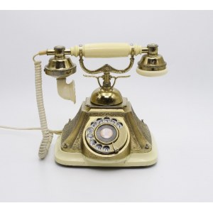 Aparat telefoniczny w manierze antycznej