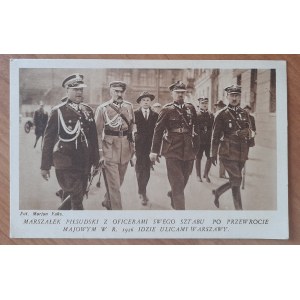 Marszałek Piłsudski z Oficeramn swego sztabu po przewrocie majowtm w r.1926 idzie ulicami Warszawy