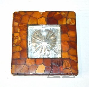 (BURSHINE). Glass decoration encased in amber.