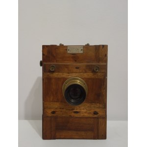 Podróżny aparat fotograficzny firmy A.AIVAS 13 x 18, koniec XIX w.-pocz. XX w.