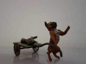 Karl Kouba, Pies ciągnący wózek z drewnem (brąz wiedeński), koniec XIX w.-pocz. XX w.