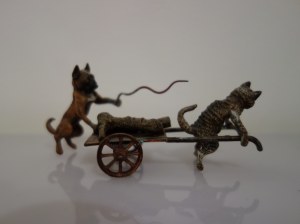 Karl Kouba, Kot ciągnący wózek z drewnem, poganiany przez psa (brąz wiedeński), koniec XIX w.-pocz. XX w.