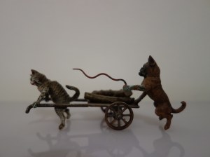 Karl Kouba, Kot ciągnący wózek z drewnem, poganiany przez psa (brąz wiedeński), koniec XIX w.-pocz. XX w.