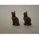 Para figurek kotów inspirowanych sztuką egipską