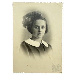 Pocz. 20th c. - Portrait Photograph of a Girl; Photographer Unknown