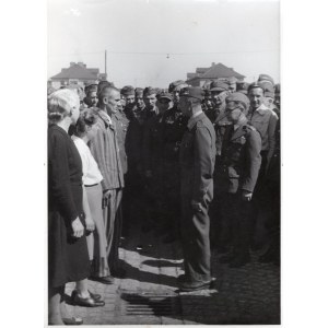 PSZnZ Zdjęcie Wyzwolenia Obozu Jenieckiego Oflag VII A Murnau 1945 Gen. Dyw. Tadeusz Bór-Komorowski.