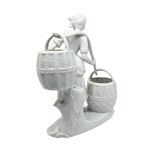 Porcelanowa figura kobiety niosącej kosze