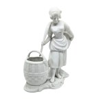 Porcelanowa figura kobiety niosącej kosze