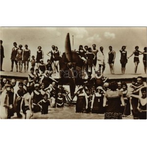 Budapest, Junkers F-13 típusú Budapest-Siófok járatú hidroplán fürdőzőkkel a Dunában