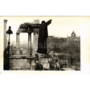 Budapest I. Szent Gellért szobor, Tabán, Királyi vár a második világháborús bombázások után...