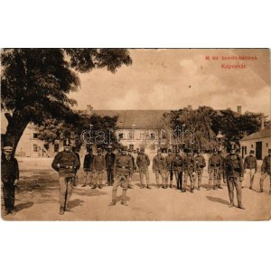 1913 Kaposvár, M. kir. honvéd laktanya, katonák. Fenyvesi Béla kiadása (EB)
