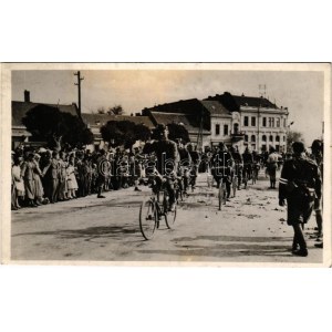 1938 Ipolyság, Sahy; bevonulás, kerékpáros katonák / entry of the Hungarian troops, soldiers on bicycles + ...