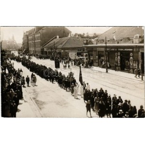 Kassa, Kosice; Fő utca nőegyletek felvonulásakor, Eugen J. Hermann, Ducsay hentes és mészáros, Ősforrás...