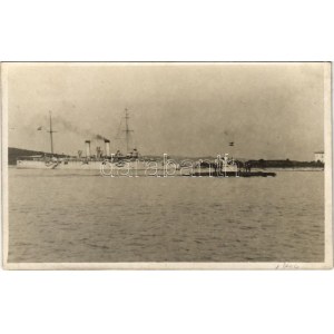 S.M. U-XXVI osztrák-magyar tengeralattjáró az SMS Aspern előtt / K.u.k. Kriegsmarine Unterseeboot XXVI / Austro...