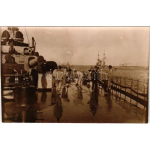 1916 SMS PRINZ EUGEN Osztrák-Magyar Haditengerészet pre-dreadnought csatahajó matrózai felmossák a fedélzetet / K.u.K...