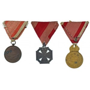 1914-1918. I. világháborús katonai hagyaték, benne: 1914. Ferenc József Bronz Vitézségi Érem, ismételt adományozás...