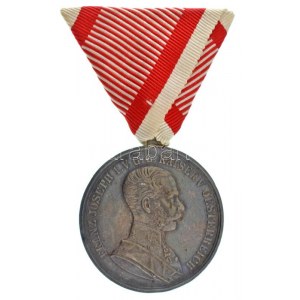 1914. Ferenc József I. osztályú Ezüst Vitézségi Érem peremén jelzett Ag kitüntetés eredeti mellszalagon. Szign....