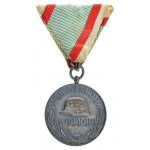 1929. Magyar Háborús Emlékérem kardokkal, sisakkal ezüstözött bronz kitüntetés eredeti mellszalagon T...