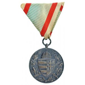 1929. Magyar Háborús Emlékérem kardokkal, sisakkal ezüstözött bronz kitüntetés eredeti mellszalagon T...