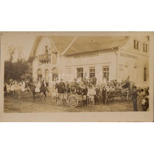 1928 Göd, Horváth Gyula Bicklista Vendéglőjének szűreti mulatsága, számos jelmezbe öltözött emberrel, jelzés nélküli...