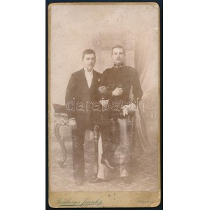 cca 1890 Katonatiszt és fivére, kabinet fotó, Szinberger fivérek fogarasi műterméből, kis kopásokkal, 11x21 cm ...