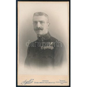 cca 1910 Katonai tisztviselő fotója, számos kitüntetéssel, a hátoldalon autográf sorokkal, keményhátú fotó, Trieste, ...