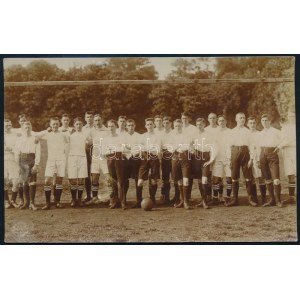 1912 A bécsújhelyi katonai akadémia (Wiener Neustadt) és Kismarton község focicsapatának tagjai a meccs előtt...