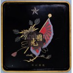 cca 1940-1944, Japán hadsereg katonai lakkozott fa tálca, rajta 6 darab porcelán katonai szakés csésze...