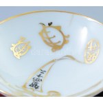 cca 1940-1944, Japán hadsereg katonai lakkozott fa tálca, rajta 6 darab porcelán katonai szakés csésze...
