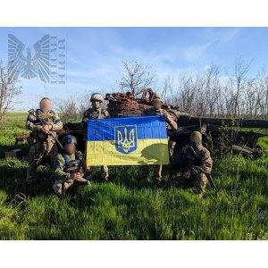 Wojna w Ukrainie 2022-2024 - Ukraińska Flaga Podpisana Przez Żołnierzy z 47 Brygady, 238 Batalion