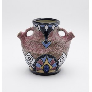 TURN -TEPLITZ - Amphora Werke Riessner, Stellmacher & Kessel, Wazonik z dwoma rurkowymi wylewami i dekoracją ornamentalną