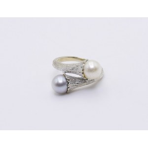 Ring with pearls