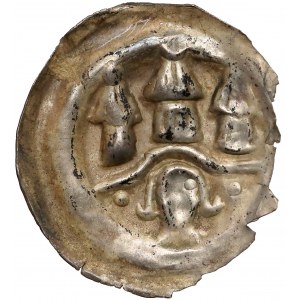 Brakteat guziczkowy (XIII-XIV w.) - głowa pod łukiem z 3 wieżami