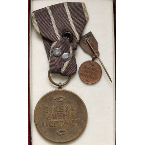 Medal Polska Swemu Obrońcy z miniaturą - wykonanie emigracyjne