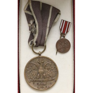 Medal Polska Swemu Obrońcy z miniaturą - wykonanie emigracyjne