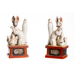 Para figurek Kitsune, posłańców bóstwa Inari
